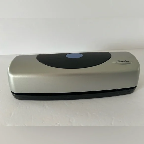 Swingline (2007) Electric Portable Desktop 3-Hole Punch - Batteries Not Included - Picture 5 of 17